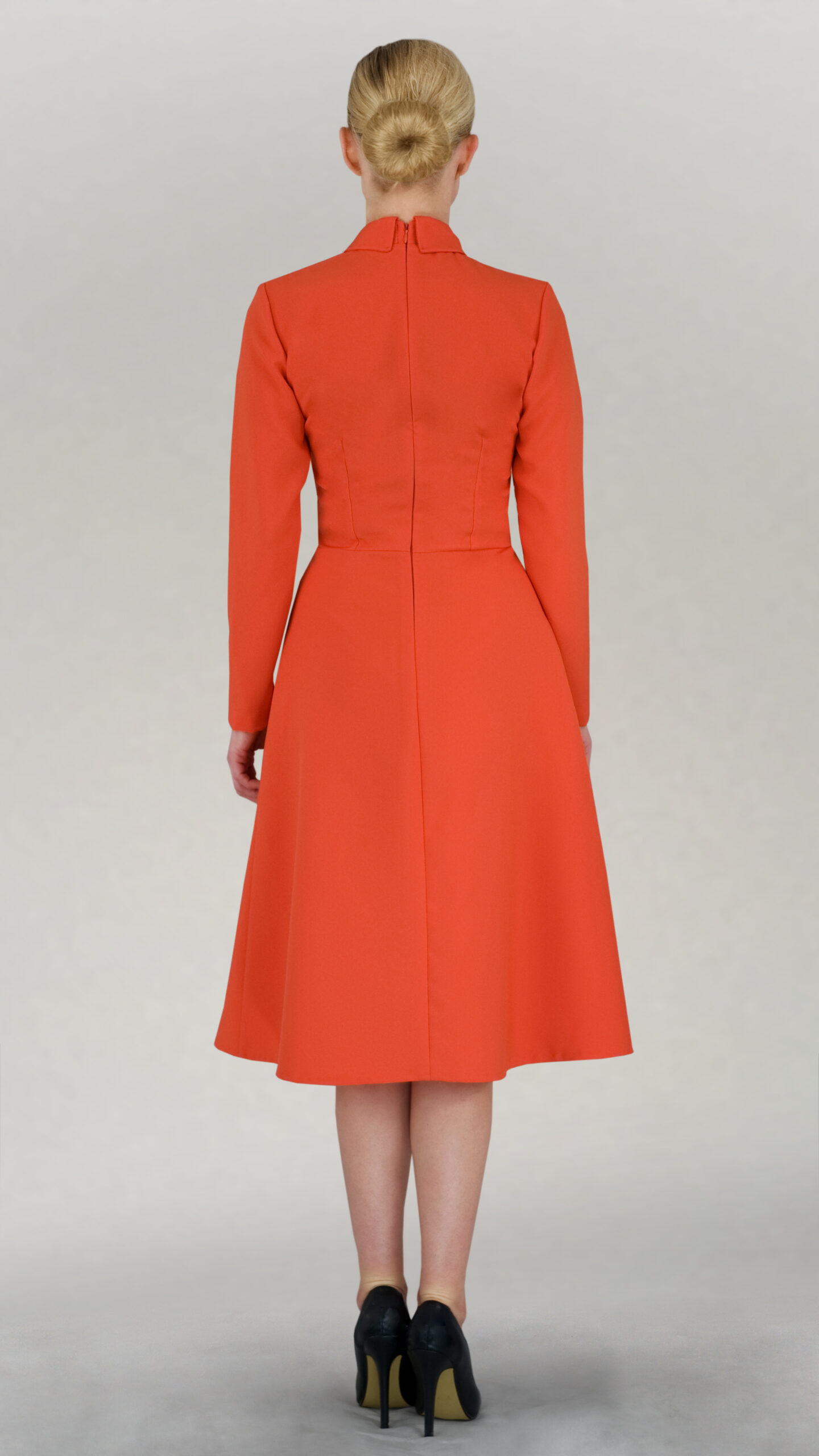 Sukienka trapezowa z rękawami, kołnieżykiem i podszewką